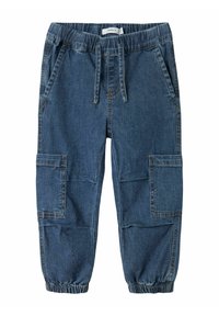 Pantalons cargo en denim, bleu foncé, taille élastique avec cordon de serrage, chevilles retroussées, deux poches latérales et détails de couture renforcée.