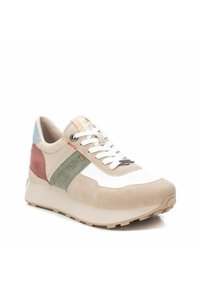 Zapatilla beige con acentos multicolores en rosa, verde y azul. Presenta una parte superior de ante y malla, cordones blancos y una suela gruesa.