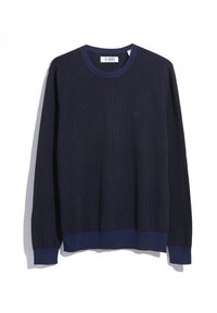 Pull tricoté bleu marine avec un col rond, des poignets et un ourlet côtelés, présentant un motif texturé subtil et un petit logo sur la poitrine.