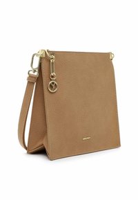 Borsa a spalla in pelle beige con superficie texturizzata, hardware dorato, tracolla staccabile e un charm circolare su una cerniera laterale.