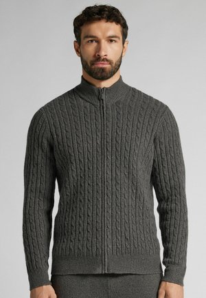 Grauer Kabelstrickpullover mit hohem Kragen und Reißverschluss, ausgestattet mit strukturierten Mustern sowie gerippten Bündchen und Saum. Optimal für Layering.