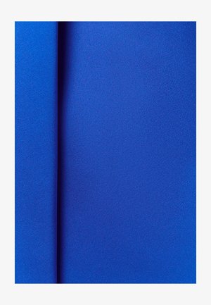 Tissu bleu vif avec une texture lisse et étroitement tissée, présenté avec un pli vertical projetant une ombre sur le côté gauche.