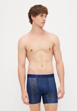 Μπλε boxer briefs με σχέδιο και σκούρο γεωμετρικό σχεδιασμό. Η λωρίδα της μέσης φέρει το όνομα της μάρκας "BJÖRN BORG" σε έντονη, αντίθετη μπλε απόχρωση.