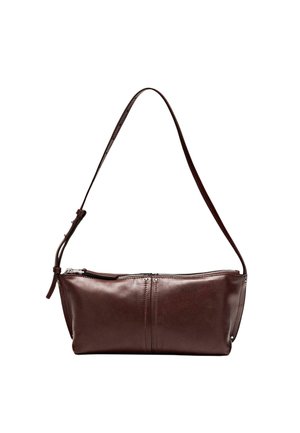 Dunkelbraune Lederschultertasche mit einem verstellbaren Riemen und Reißverschluss oben, vor weißem Hintergrund gezeigt.