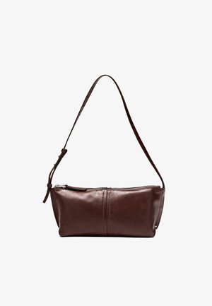 Tmavě hnědá kožená kabelka přes rameno s jedním nastavitelným popruhem a horním zipem, zobrazena na bílém pozadí.