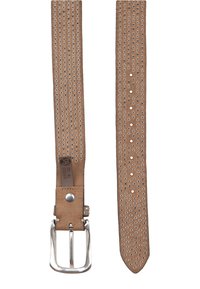 Cinturón de cuero marrón claro con ojales metálicos distribuidos de manera uniforme, hebilla rectangular de plata y un acabado suave con costuras reforzadas.