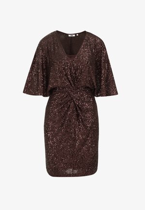 Robe en sequins bordeaux avec un décolleté en V, des manches courtes à volants et un détail de taille torsadé. La texture réfléchissante ajoute un intérêt visuel.