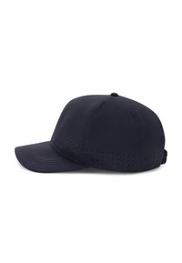 Gorra de béisbol azul marino con visera curva, fabricada con material liso; cuenta con lados perforados para ventilación y una correa ajustable en la parte trasera.