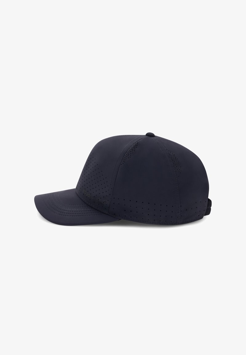 Casquette de baseball marine à visière incurvée, fabriquée en matériau lisse ; dotée de côtés perforés pour la ventilation et d'une sangle arrière réglable.