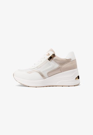 Sneaker con zeppa bianca e beige con lacci anteriori, zip laterale con cursore dorato, pannelli in mesh e suede e suola spessa con dettaglio dorato.