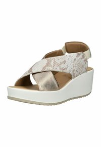 Klínové sandály s bílou platformou, se zkříženým páskovým designem v texturované béžové barvě a kovovými zlatými akcenty.