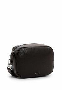 Schwarze Leder-Crossbody-Tasche mit strukturiertem Finish, rechteckiger Form, Reißverschluss, verstellbarem Schulterriemen und Logo-Detail auf der Vorderseite.