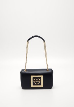 Borsa a tracolla nera in ecopelle con forma rettangolare, cinturino in catena dorata e placchetta con logo dorato che presenta un design a forma di cuore.