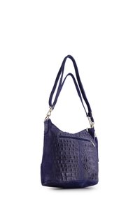 Dunkelblaue Schultertasche aus strukturiertem Kunstleder mit Krokodilprägung; verfügt über ein Reißverschlussfach und metallische Hardware-Akzente.