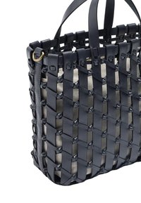 Granatowa torebka ze splecionej skóry z podwójnymi uchwytami, z fakturowanym wzorem, złotymi akcentami i kontrastowym wnętrzem z materiału.