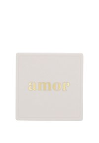 Piatto quadrato in ceramica di un delicato rosa con la parola "amor" in caratteri dorati in grassetto. Texture liscia, design minimalista, senza ulteriori motivi.