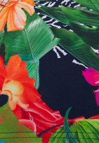 Tecido com padrão floral, apresentando flores laranja e rosa sobre folhas verdes, contra um fundo escuro. Textura suave com cores vivas.