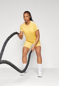 adidas Performance AEROREADY TRAIN ESSENTIALS  - Spordi T-särk - semi spark/white