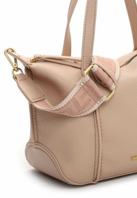 Persiku krāsas ādas soma ar zelta detaļām, fakturētu virsmu, divām rokturiem un regulējamu siksnu ar austu rakstu. Rāvējslēdzēja aizdare.