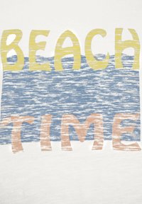 Witte stof met "BEACH" in geel en "TIME" in oranje, gescheiden door een golvende blauwe streep, wat een textuur met kleurblokkenontwerp creëert.