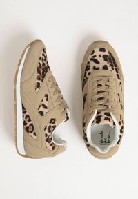 Beżowe sneakersy z akcentami w leopardzi wzór, zamszowy materiał, lekka konstrukcja, biała gumowa podeszwa i klasyczne sznurowanie.