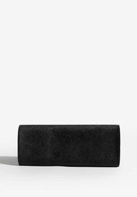 Czarna prostokątna kopertówka wykonana z miękkiego, teksturowanego materiału. Posiada gładkie wykończenie z minimalnymi elementami metalowymi i czysty design.