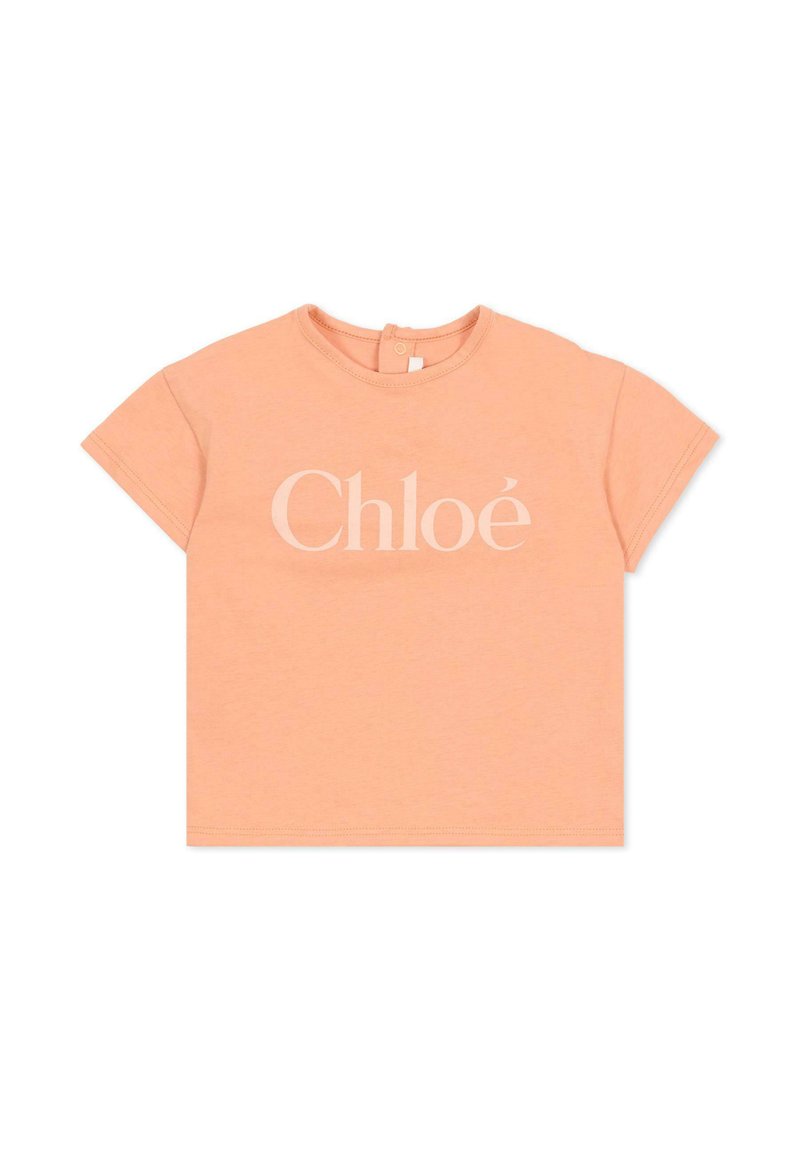 Miękka, brzoskwiniowa koszulka z krótkim rękawem dla malucha, z logo "Chloé" nadrukowanym z przodu w jasnobeżowym kolorze oraz zapięciem na guziki z tyłu.