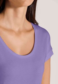 T-shirt met korte mouwen en een ronde hals in lichtpaarse stof, met een gladde textuur en een ontspannen pasvorm, met schone randen en zonder versieringen.