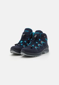 Navy Wanderschuhe mit blauen Akzenten, strukturiertem Stoff, verstärkter Zehenkappe und verstellbaren Schnürsenkeln. Robuste Sohle für guten Halt.