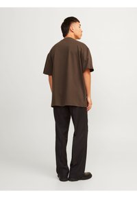 Jack & Jones PREMIUM JPRBLAHARVEY TEE UNISEX - Camiseta básica - chocolate brown