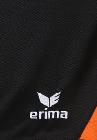 Zwart sportshirt met een gestructureerde stof, aangevuld met een oranje inzet en een witte geborduurde "erima" logo.