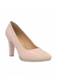 Zapato de tacón alto de cuero rosa con punta afilada, diseño ligeramente curvado y un tacón de color claro en contraste. Textura suave en general.