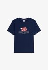MAIN FLAG REGULAR TEE - AMERICANA CAPSULE - Μπλουζάκι με στάμπα - carbon navy