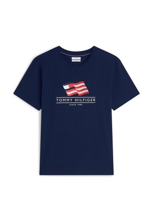 Marineblaue kurzärmelige T-Shirt mit einer rot-weiß-blauen wehenden Flagge über dem Schriftzug "Tommy Hilfiger Since 1985" auf der Vorderseite.
