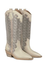 Stivali da cowboy in pelle beige con punte appuntite, decorati con strass argentati, caratterizzati da bordi ondulati e un tacco basso e impilato.