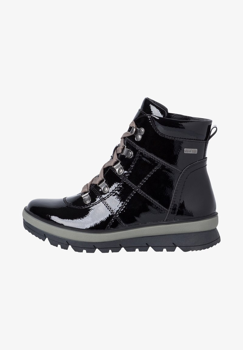 Botín de charol negro con cordones grises, ojales de metal y una suela de goma texturizada. Presenta un cuello acolchado y una etiqueta de marca.