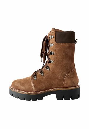 Bottines en daim marron à lacets avec un bout rond, une semelle robuste, des œillets en métal et un panneau de cheville en cuir foncé contrastant.