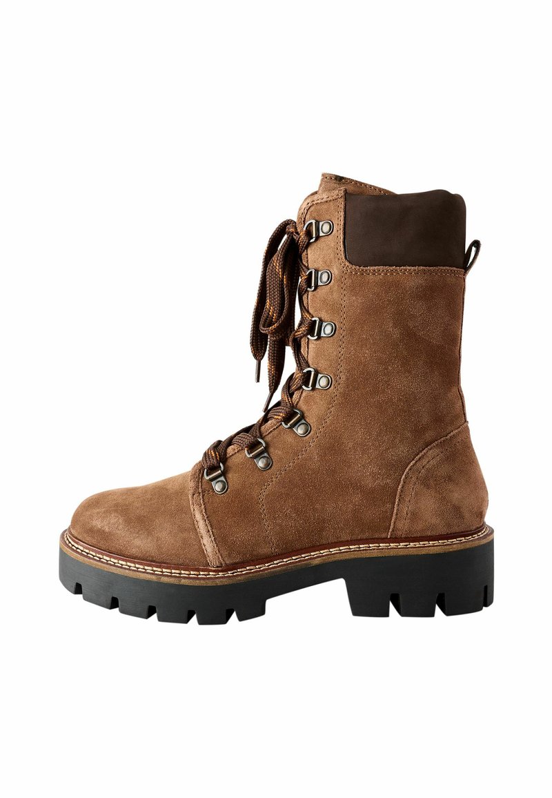 Bottines en daim marron à lacets avec un bout rond, une semelle robuste, des œillets en métal et un panneau de cheville en cuir foncé contrastant.
