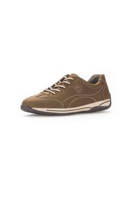 Bruine suède sneakers met beige accenten, met een ronde neus, een gevoerde zool en contrasterende stiksels. Veters en logo detail zichtbaar.