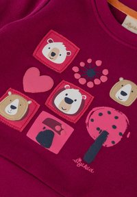 Tessuto magenta con divertenti grafiche di orsetti in cornici rosa e rosse, un cuore e un design di lecca-lecca con pois neri.