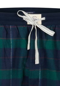 Heren lounge shorts met geruit patroon in groen en marineblauw, met rode accenten. Voorzien van een zachte stof, elastische tailleband en een witte trekkoorden met gestikte details.