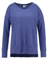 Niebieski sweter damski z długim rękawem, okrągłym dekoltem i ściągaczami na mankietach oraz dole, wykonany z lekkiej dzianiny.