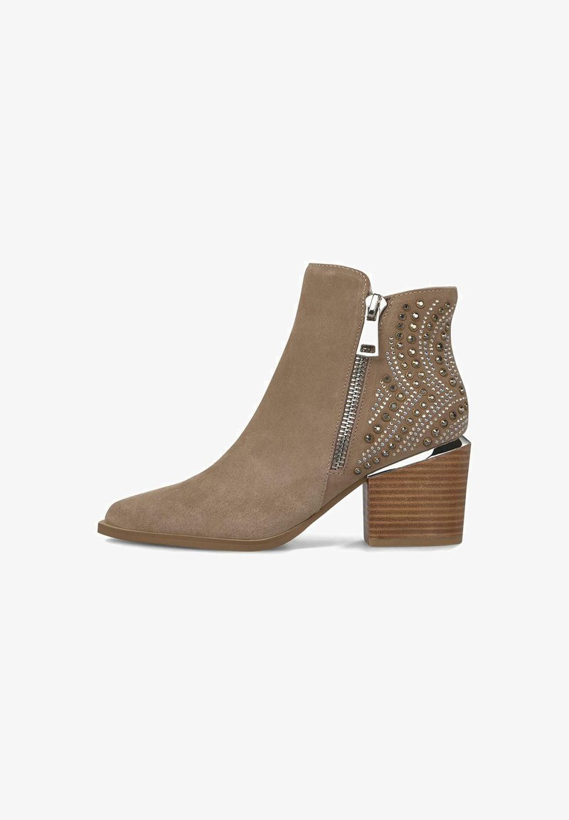 Botín de ante topo con cremallera lateral, tacón de bloque de madera y tachuelas metálicas decorativas con patrones en espiral en la zona del tacón.