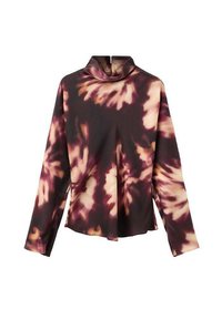 Top de manga larga con un cuello tipo mock, que presenta un patrón de tie-dye en tonos de marrón y beige sobre una tela suave y ligera.