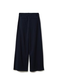 Pantalons à jambes larges en tissu bleu marine foncé, présentant une texture lisse, des poches arrière et une taille cintrée pour un ajustement structuré.