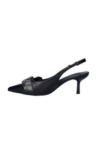 Zwarte leren slingback pump met puntige neus, gestructureerd ontwerp, geaccentueerd met een metalen detail aan de voorkant en een slanke stilettohak.