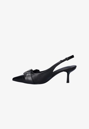 Zwarte leren slingback hakken met een puntige neus. Heeft een glanzende gespaccent en een slanke, taps toelopende hak. Geweven frontpaneel detail.