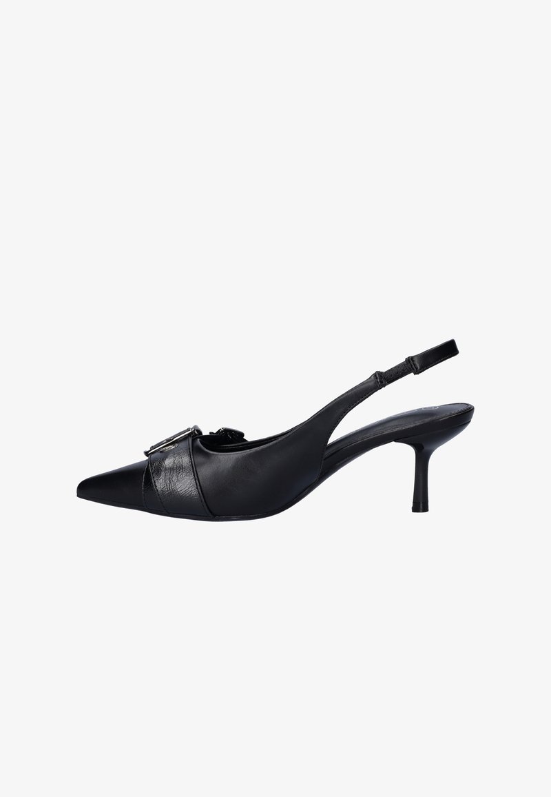 Zwarte leren slingback pump met puntige neus, gestructureerd ontwerp, geaccentueerd met een metalen detail aan de voorkant en een slanke stilettohak.