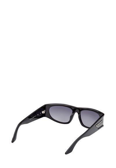 Mustat aurinkolasit tyylikkäällä kehyksellä, harmaa liukuvärjätyt linssit ja kulmikas muotoilu. Sivussa metallinen koriste yksityiskohtien lisäämiseksi.