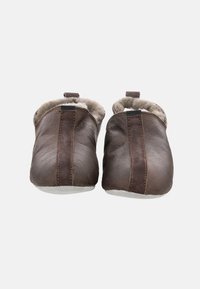 Bruine leren slippers met een zachte, met bont gevoerde binnenkant en grijze textielaccenten. Beschikt over een gestikt ontwerp en een kleine achterlus voor eenvoudig aan- en uittrekken.
